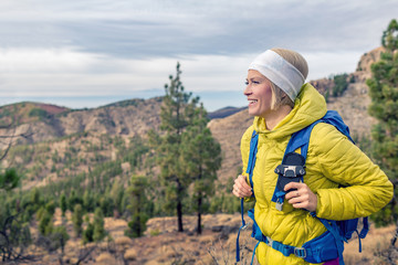 Naklejka premium Hiking woman with backpack looking at inspirational mountains landscape