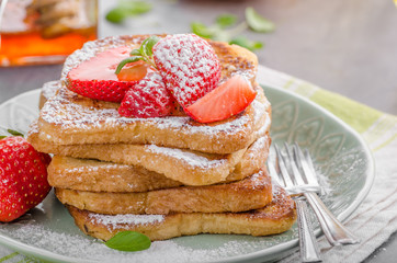 French toast with strawberries