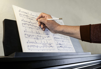 Noten schreiben am Klavier.