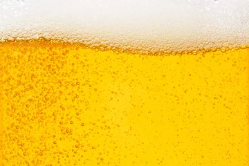 Crédence de cuisine en verre imprimé Alcool Verser de la bière avec de la mousse à bulles dans du verre pour le fond sur la forme de la courbe d& 39 onde de la vue de face