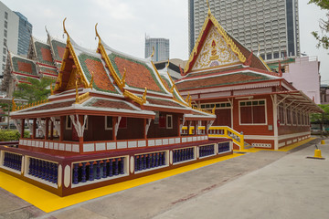 Fototapeta na wymiar Small Wat Monastery in city in Bangkok
