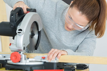 female carpenter using a circular saw