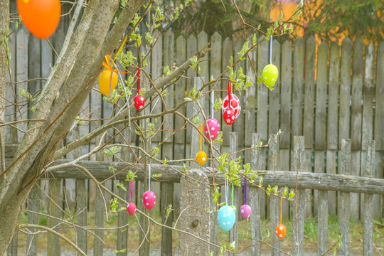 Frohe Ostern!  Bunte Ostereier am Baum