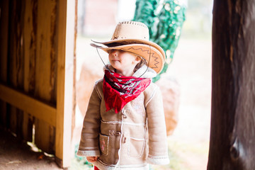 Obraz premium a little girl in a cowboy hat