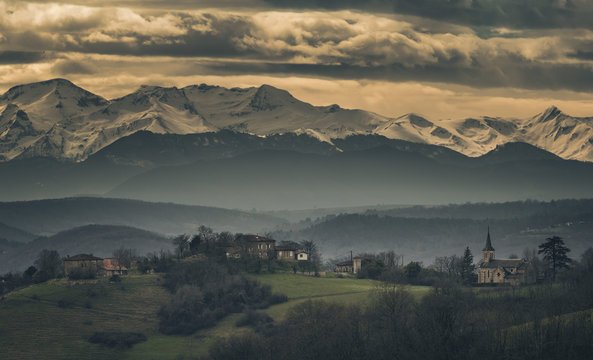 Fototapeta Paysage de moyenne montagne vue sur les Pyrénées