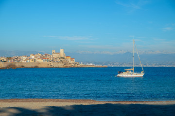 Antibes an der Cote d`Azur mit Weitblick auf die Seealpen