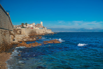 Fototapeta na wymiar Antibes an der Cote d`Azur mit Weitblick auf die Seealpen