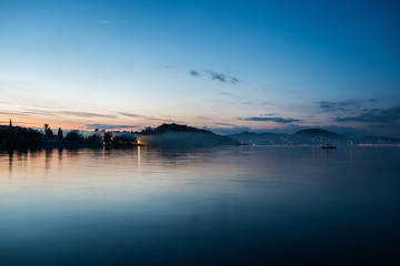 Fototapeta premium Sonnenuntergang in der Bucht von Saint Tropez mit blick über das Mittelmeer