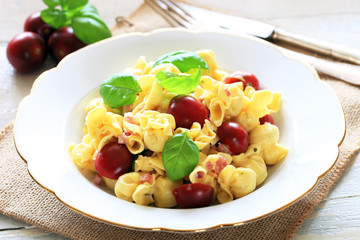 Pastagericht mit Tomaten und Basilikum