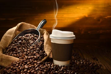 Tableaux ronds sur plexiglas Café Paper cup of coffee with smoke and coffee beans on old wooden background