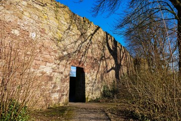 Stadtmauer mit Tor in Blomerg
