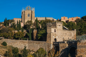 Obraz premium Saint Martin Bridge across Tagus River, Toledo, Spain