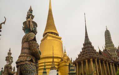 Fototapeta premium Phra Siratani Chedi in Bangkok