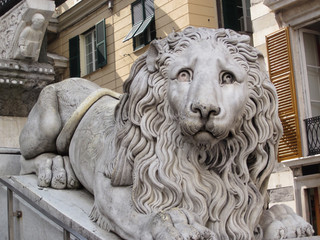 lion at the entrance of the San Lorenzo cathedral