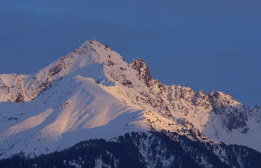 Fototapeta na wymiar Berggipfel in der Abendsonne