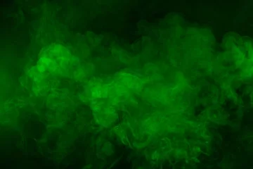 Zelfklevend Fotobehang Groene en gele rook op donkere achtergrond. Textuur en bureaubladafbeelding © nnerto
