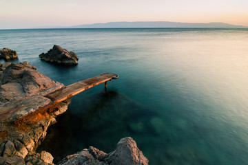 Kroatiens Küste mit Steg aufs Meer