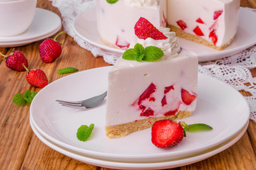 Strawberry no-bake cheesecake