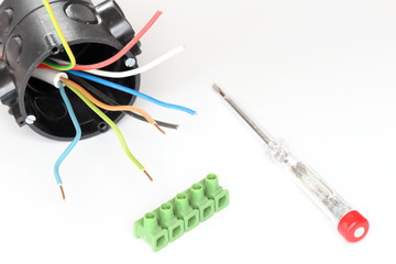 Unterputzdose mit Anschlu&szlig;dr&auml;hten