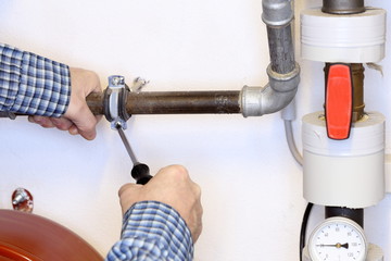 festschrauben einer Rohrleitung