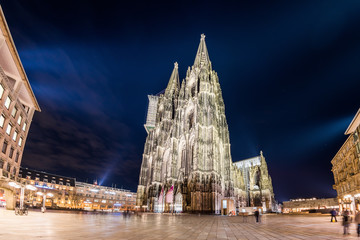 Wahrzeichen in Deutschland, beleuchteter Kölner Dom bei Nacht © Günter Albers