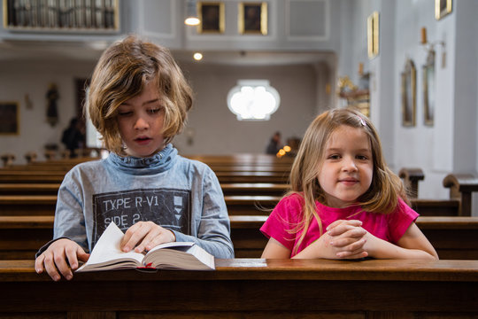 Kinder in der Kirche