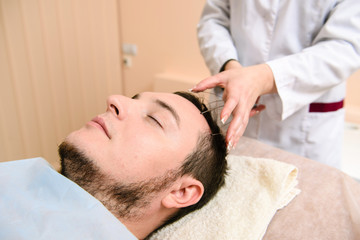 Obraz na płótnie Canvas Head massage in beauty clinic