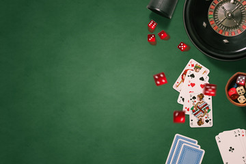 Roulette mit (fallenden) Würfeln und Spielkarten