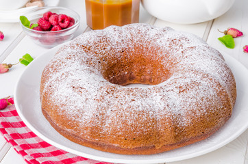 Tea cake with raspberries and caramel sauce