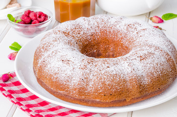 Tea cake with raspberries and caramel sauce