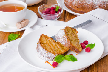 Tea cake with raspberries and caramel sauce