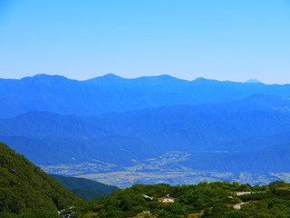 千畳敷カールからの駒ケ根と南アルプス。八ヶ岳。駒ケ根　長野　日本。９月中旬。