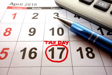 2018 calendar with tax day marked on the date of April 17