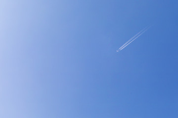 青空の飛行機雲