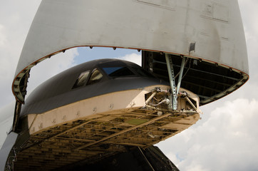 Transport aircraft with open hatch