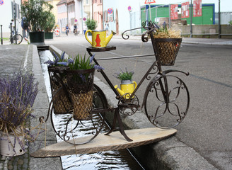 Dekoration Fahrrad aus Metall über Bächle in Freiburg
