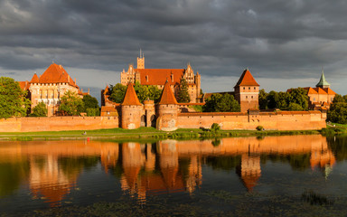 Fototapeta premium Marienburg an der Nogat in der Abendsonne; Polen