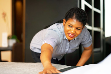 Obraz premium Maid Making Bed