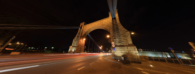 Fragment mostu Grunwaldzkiego we Wrocławiu, światła samochodów nocą.