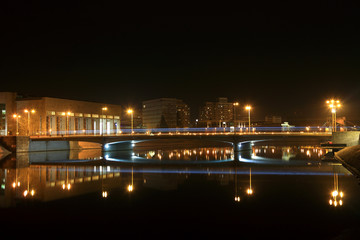 Fototapeta na wymiar Most Pokoju we Wrocławiu nocą, inrfastruktura.
