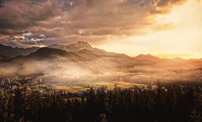 Naklejka premium beautiful sunset in a mountainous land