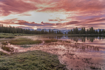 Obraz premium Sunrise Reflection on a Colorado Mountain Lake