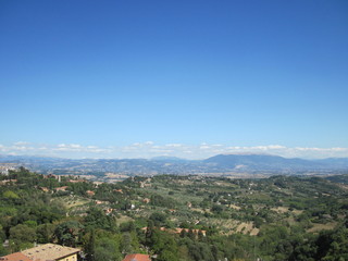 Pianura urbanizzata e orizzonte con montagne