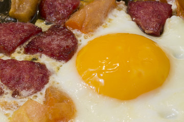 Яичница с колбасой и овощами.