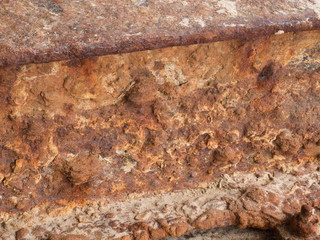 Poutrelle rouillée, points de corrosion