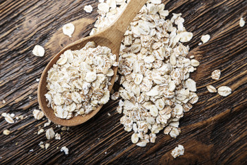 raw oat flakes in a spoon
