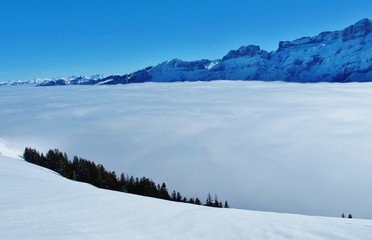 Fototapeta na wymiar Über dem Nebelmeer