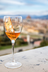 Dessertwein und Mandelkeks vor Kulisse von Florenz
