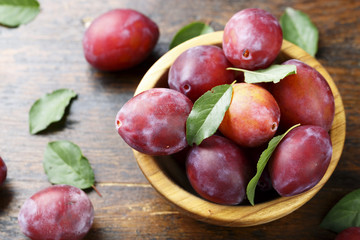 Fototapeta na wymiar ripe plums in a plate