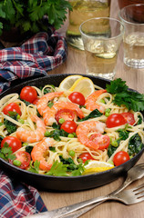 Pasta with shrimp and vegetables